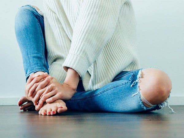 hands and feet bentonite clay treatment